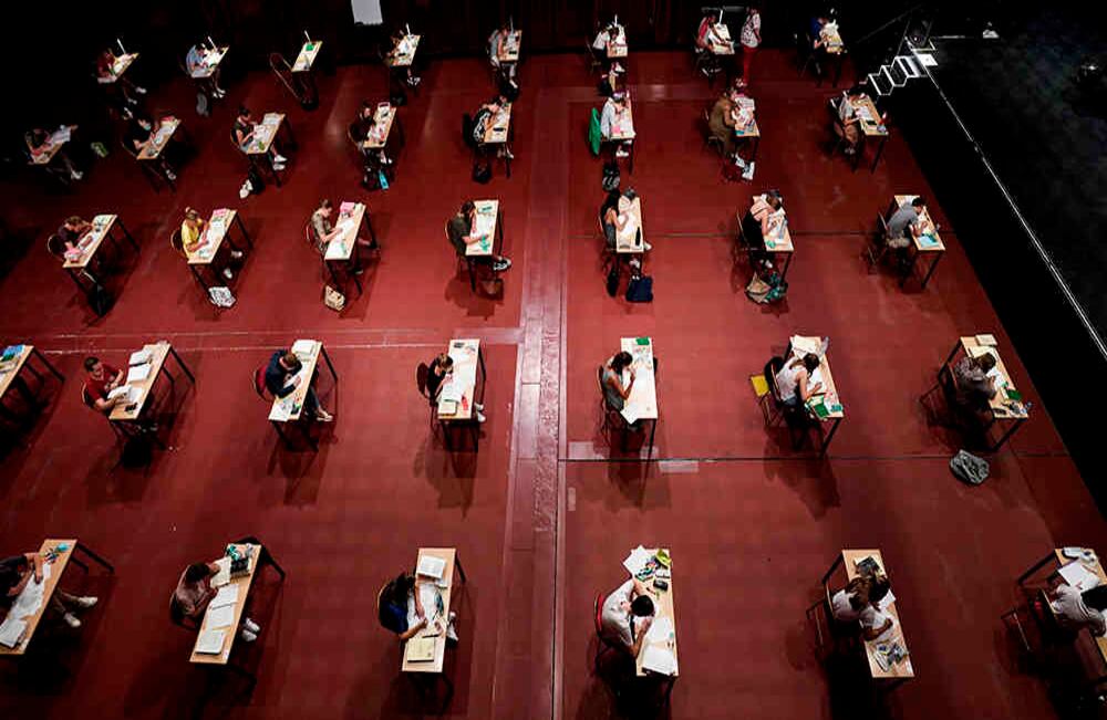 Universitarios presentan sus exámenes en la sala de conciertos Ancienne Belgique para mantener el distanciamiento social. Bruselas, Bélgica. // AFP/Kenzo Triboullard.