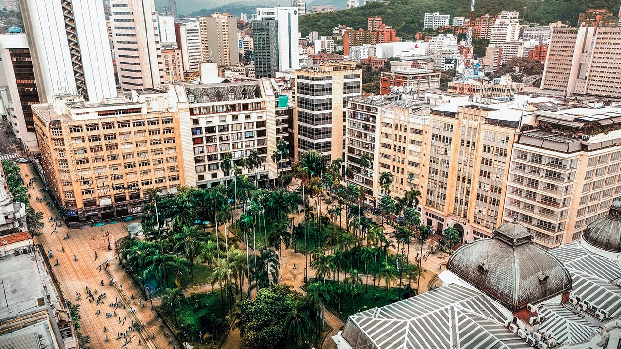 Distintos proyectos se apalancarán con los recursos del empréstito aprobado por el Concejo. La recuperación de la malla vial, planes de renovación urbana, proyectos de ciencia y tecnología, y más de 17.000 becas para jóvenes hacen parte del portafolio de iniciativas.