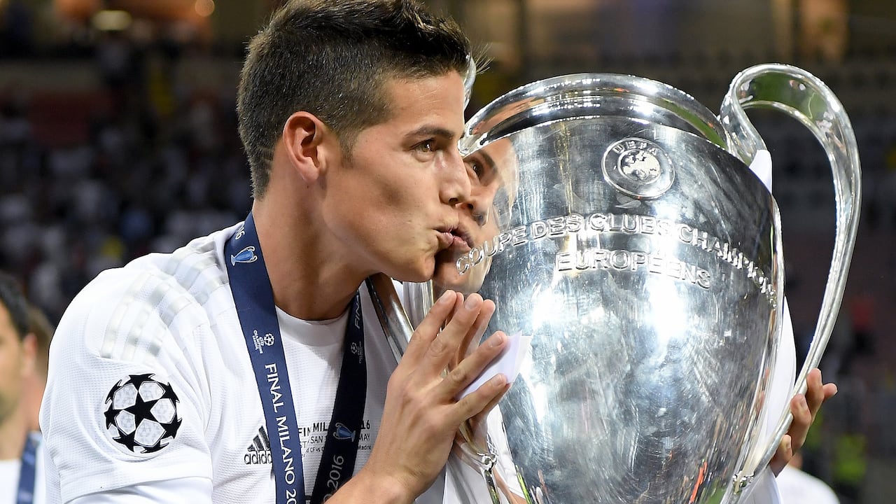 James Rodríguez con el trofeo de la Champions League.