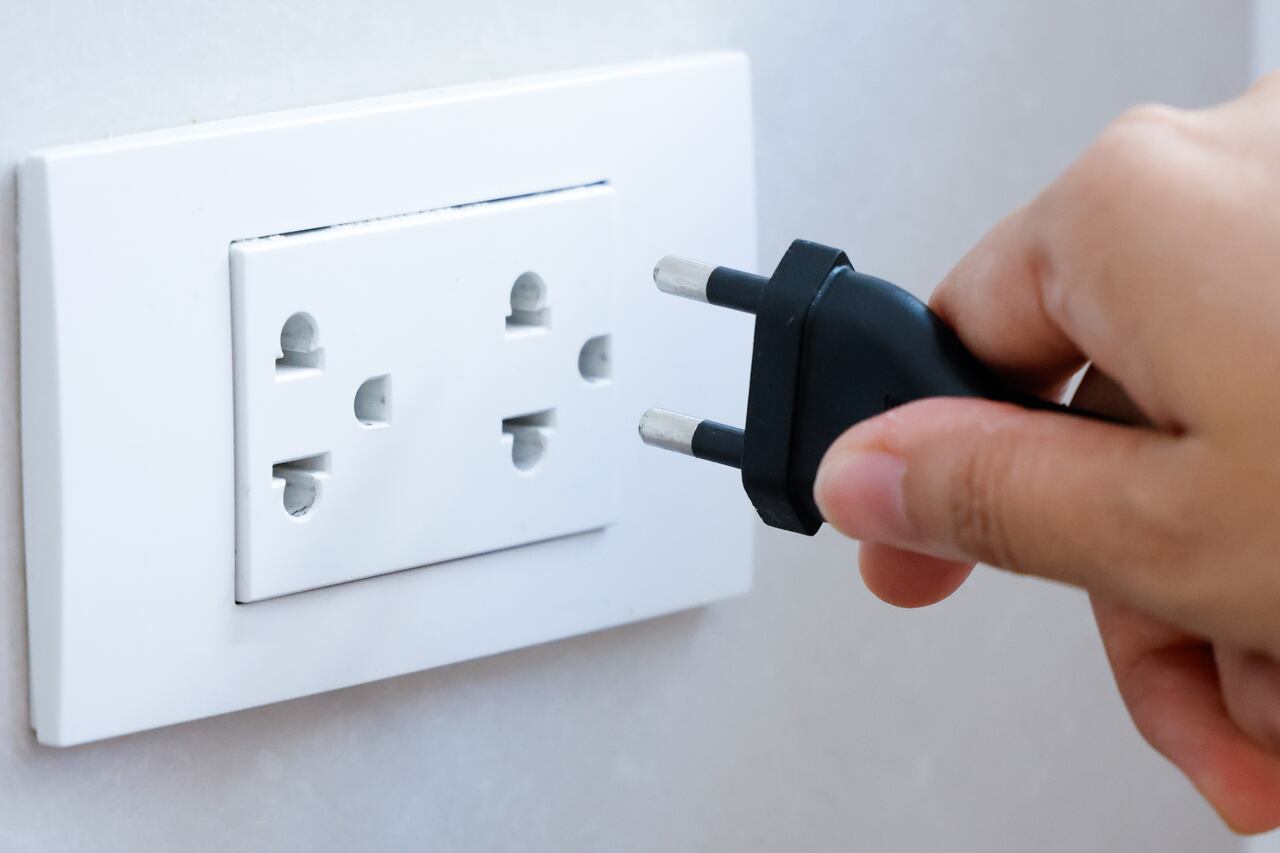 La mayoría de dispositivos electrónicos consumen energía, incluso sin estar en uso.