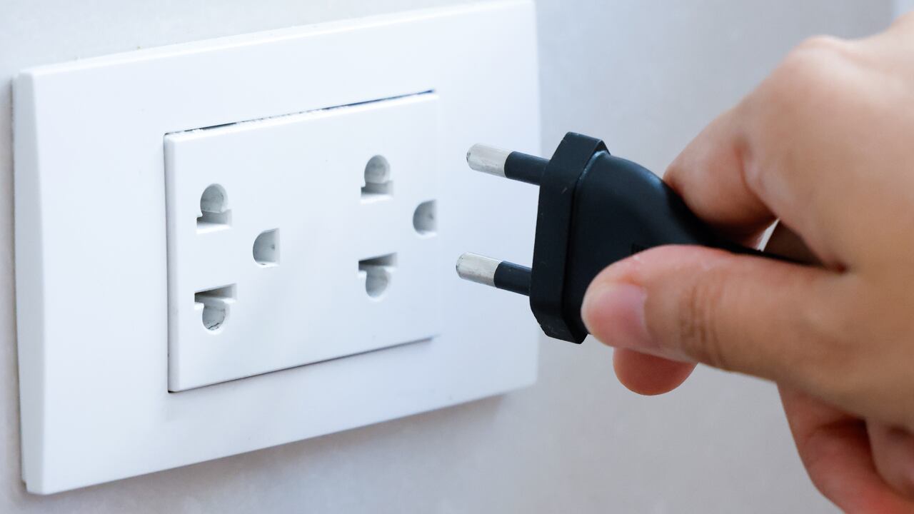 La mayoría de dispositivos electrónicos consumen energía, incluso sin estar en uso.