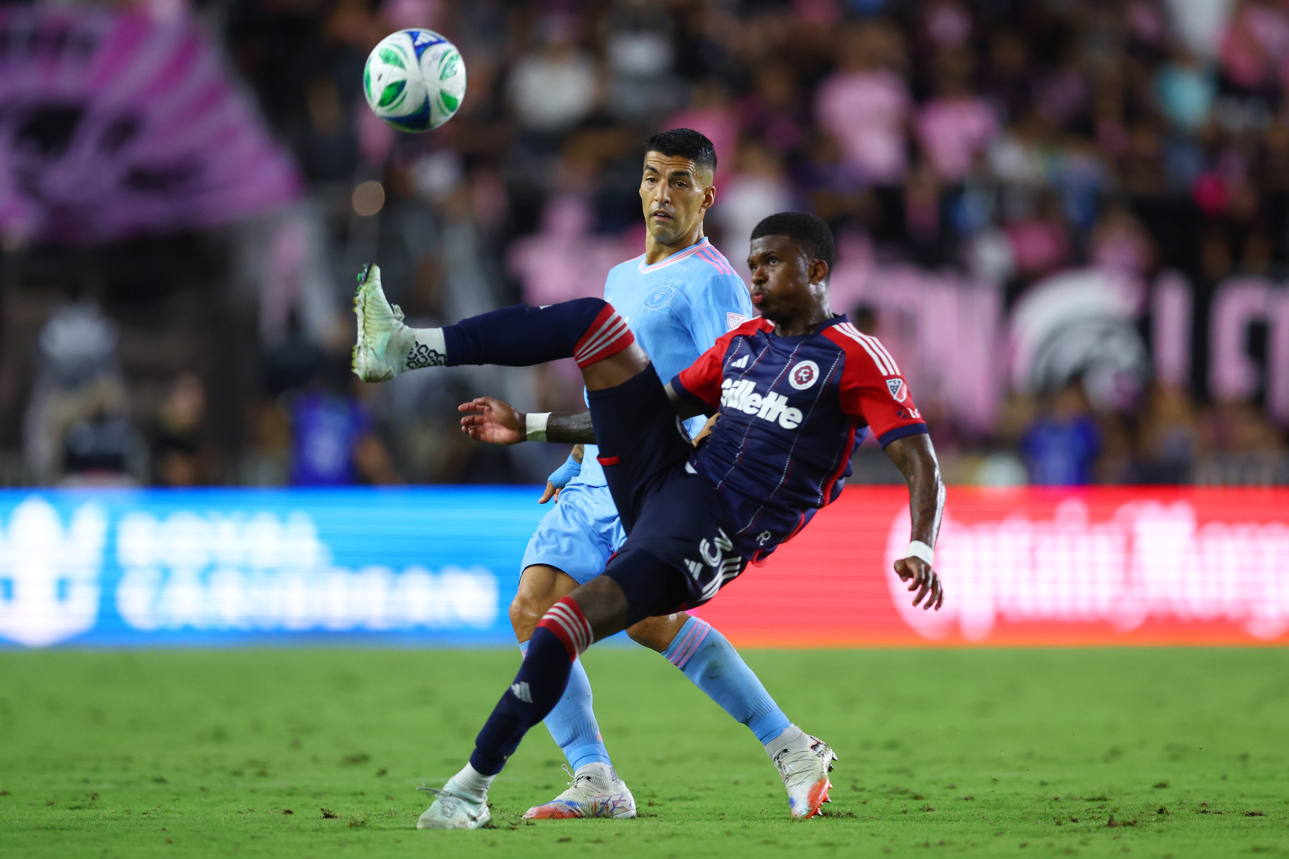 Brayan Ceballos ante Luis Suárez en la MLS de los Estados Unidos