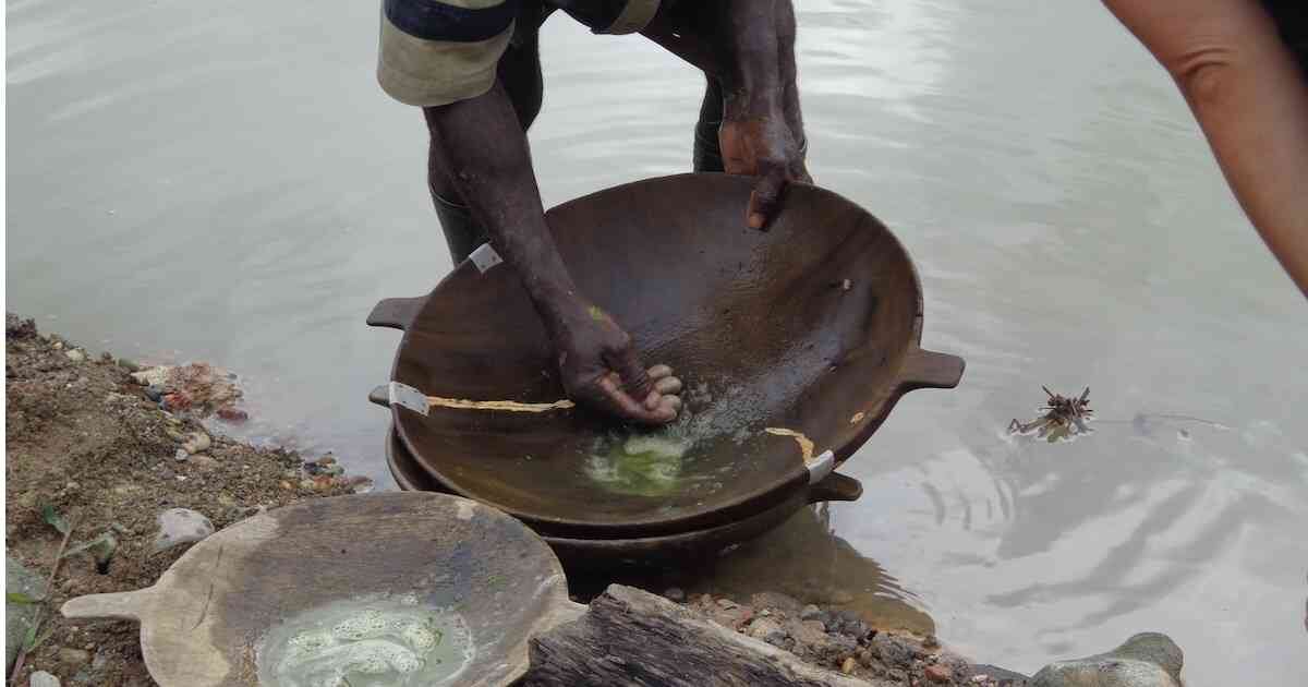 La minería artesanal e ilegal continúa vertiendo mercurio en suelos y fuentes de agua en búsqueda de oro. Foto: Codechocó