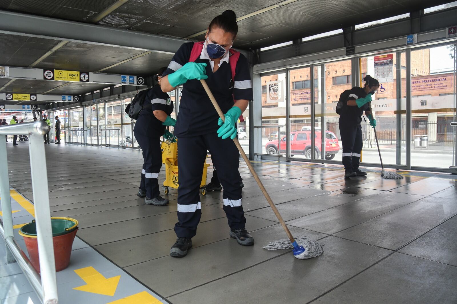 Las mujeres ocupan 7 u 8 horas diarias en  labores de cuidado en el hogar,más del doble de los hombres que apenas dedican 3 horas. Foto Colprensa