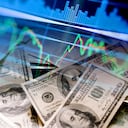 Billetes de dólares en efectivo e indicadores del mercado de valores (economía, dinero, negocios, finanzas, crisis, éxito, devaluación, inflación)