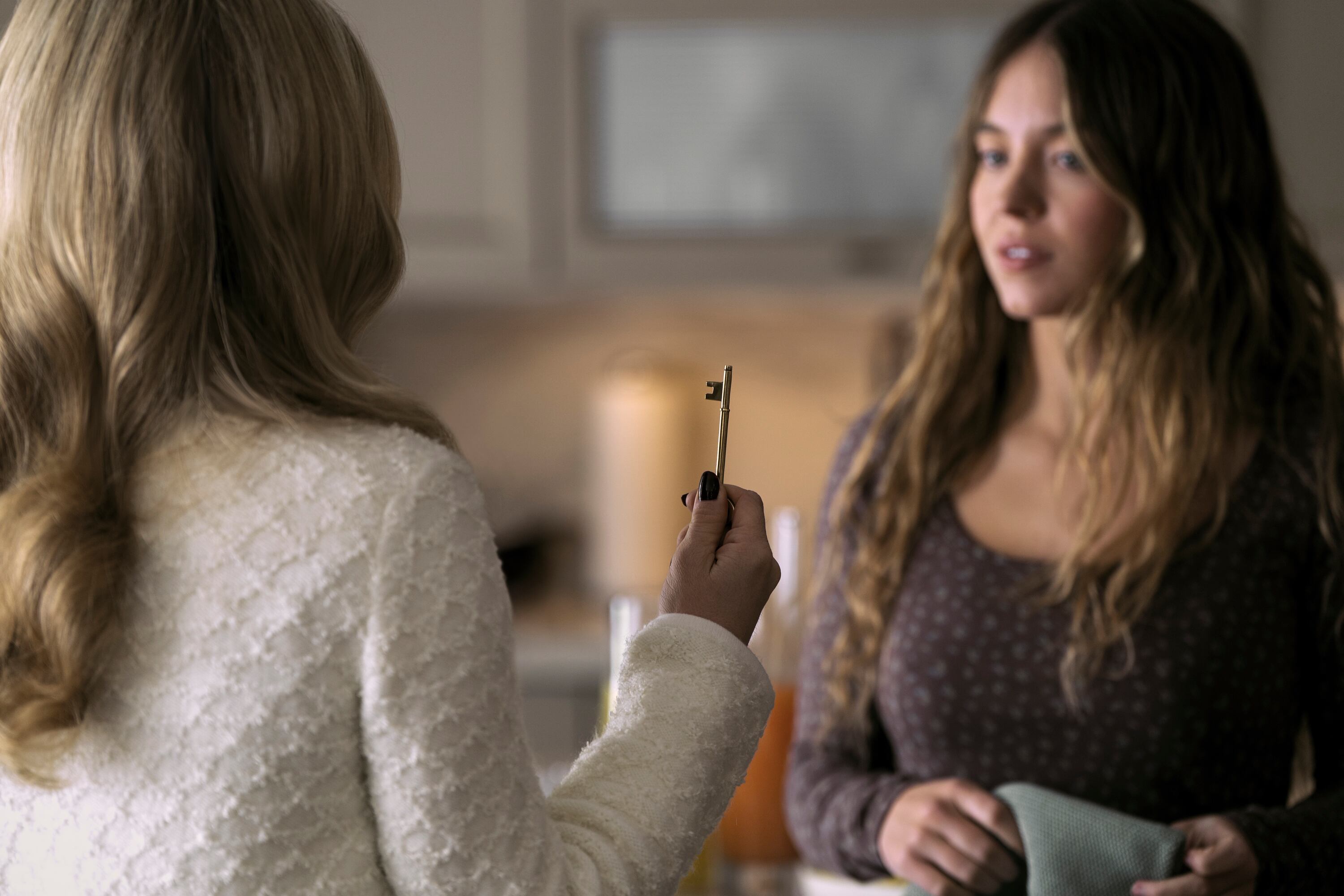 Amanda Seyfried es Nina Winchester y Sydney Sweeney es Millie Calloway en 'The Housemaid.' Foto: cortesía Lionsgate