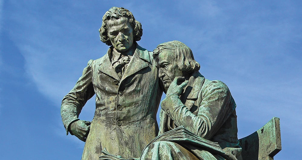 Hermanos Grimm: Jacob y Wilhelm Grimm: famoso monumento nacional literario de Alemania, diseñado y construido por el escultor Syrius Eberle. La estatua de bronce fue erigida en 1896 y está situada en el mercado frente al ayuntamiento de la ciudad de Hanau. Los hermanos Grimm estuvieron entre los primeros y más conocidos coleccionistas de cuentos populares.