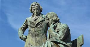 Hermanos Grimm: Jacob y Wilhelm Grimm: famoso monumento nacional literario de Alemania, diseñado y construido por el escultor Syrius Eberle. La estatua de bronce fue erigida en 1896 y está situada en el mercado frente al ayuntamiento de la ciudad de Hanau. Los hermanos Grimm estuvieron entre los primeros y más conocidos coleccionistas de cuentos populares.