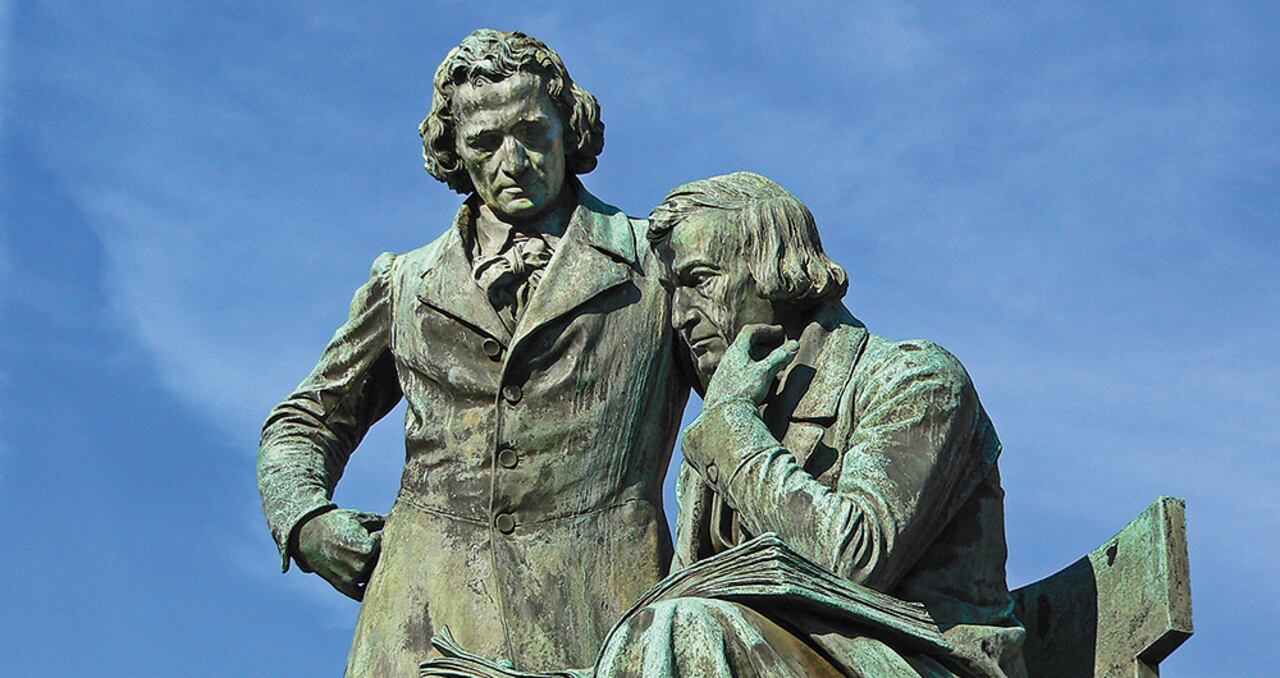 Hermanos Grimm: Jacob y Wilhelm Grimm: famoso monumento nacional literario de Alemania, diseñado y construido por el escultor Syrius Eberle. La estatua de bronce fue erigida en 1896 y está situada en el mercado frente al ayuntamiento de la ciudad de Hanau. Los hermanos Grimm estuvieron entre los primeros y más conocidos coleccionistas de cuentos populares.