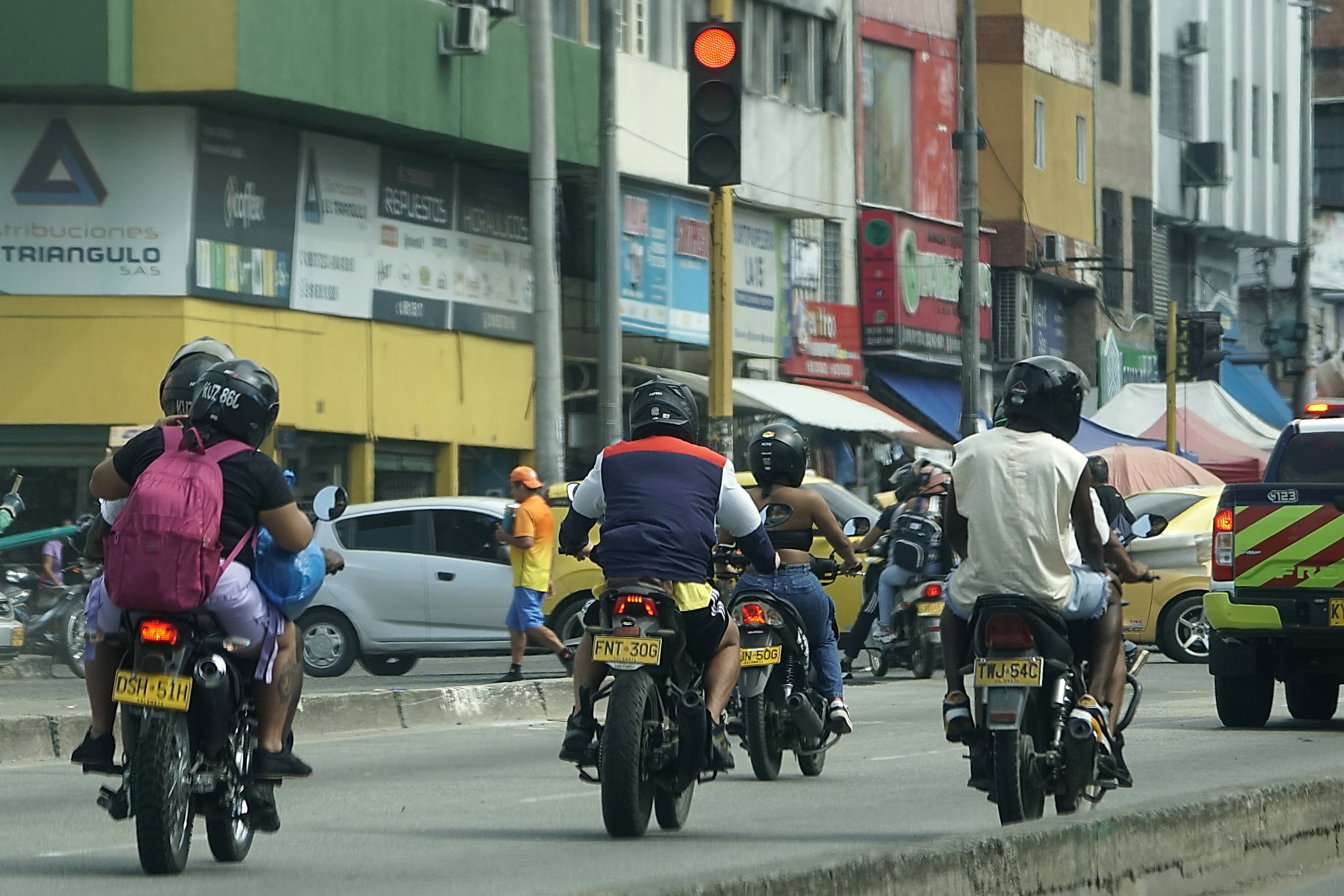 Infracciones de tránsito cometidas por motocicletas, que afectan la seguridad vial y la convivencia en Cali. Foto Jorge Orozco / El País,