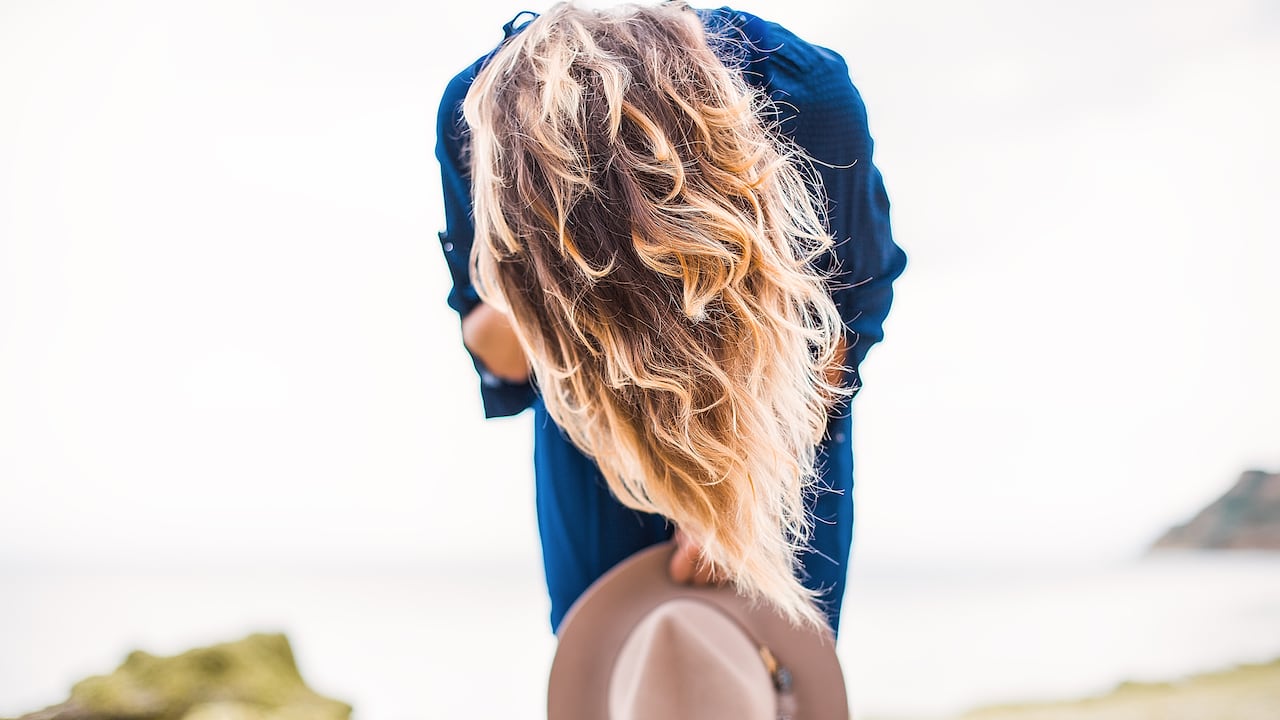 La sal que tiene el mar puede maltratar el cabello.