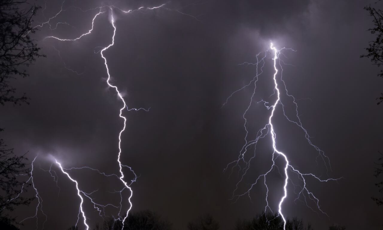 Múltiples relámpagos durante una fuerte tormenta en Jonesboro, Arkansas. Foto: Getty Images