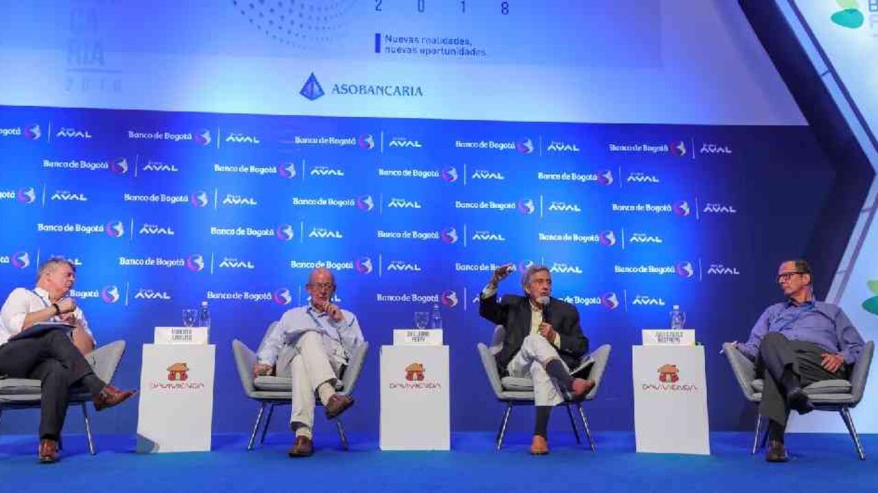 Ricardo Ávila, director de Portafolio; Roberto Junguito, Guillermo Perry y Juan Camilo Restrepo, exministros de Hacienda.