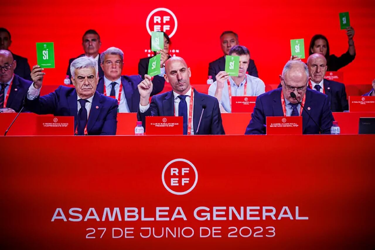 Pedro Rocha, a la izquierda de Luis Rubiales, lo reemplazará durante la suspensión.