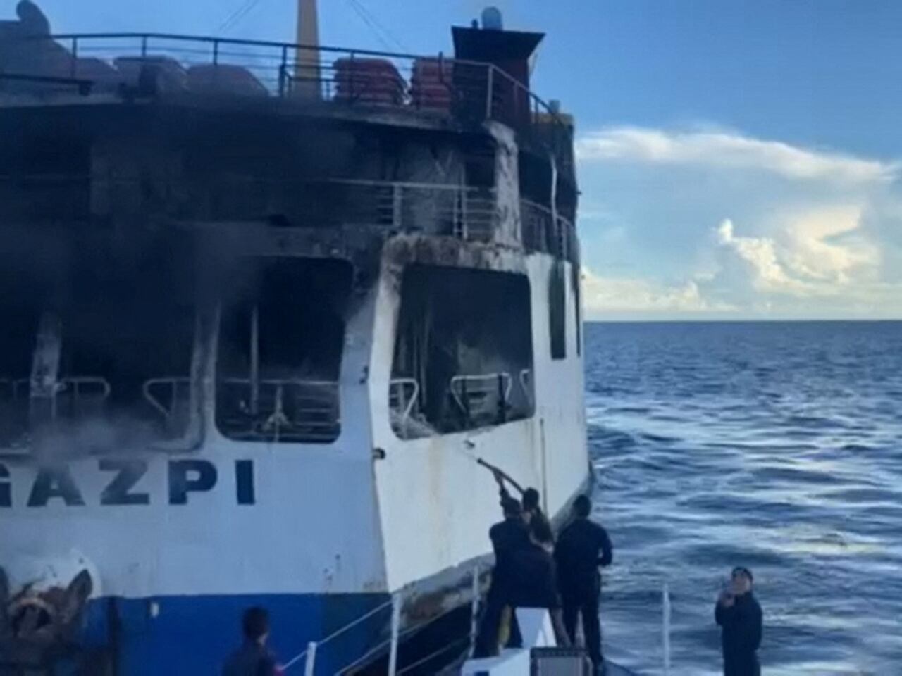 Los guardacostas filipinos rocían agua en un ferry en llamas en Bohol, Filipinas, el 18 de junio de 2023 en esta imagen del folleto. Guardia Costera de Filipinas