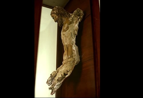 Como símbolo de aquel doloroso día y como respaldo al padre Antún, el cristo de la iglesia sigue ahí en la nueva iglesia, con las huellas de una guerra que solo a traído muerte y desolación en río Atrato