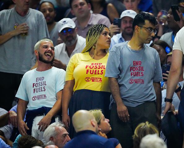 De acuerdo con la Asociación de tenis estadounidense (USTA), fueron cuatro los manifestantes que, portando camisetas con el lema "Acaben con los combustibles fósiles", comenzaron a proferir gritos con el mismo mensaje.