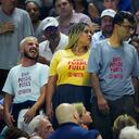Manifestantes protestan contra el uso de combustibles fósiles en el Campeonato Abierto de Tenis de Estados Unidos de 2023 el 7 de septiembre de 2023 en la ciudad de Nueva York. Los manifestantes interrumpieron un partido entre Cori Gauff y Karolina Muchova durante más de 40 minutos. (Foto de Gotham/GC Images)