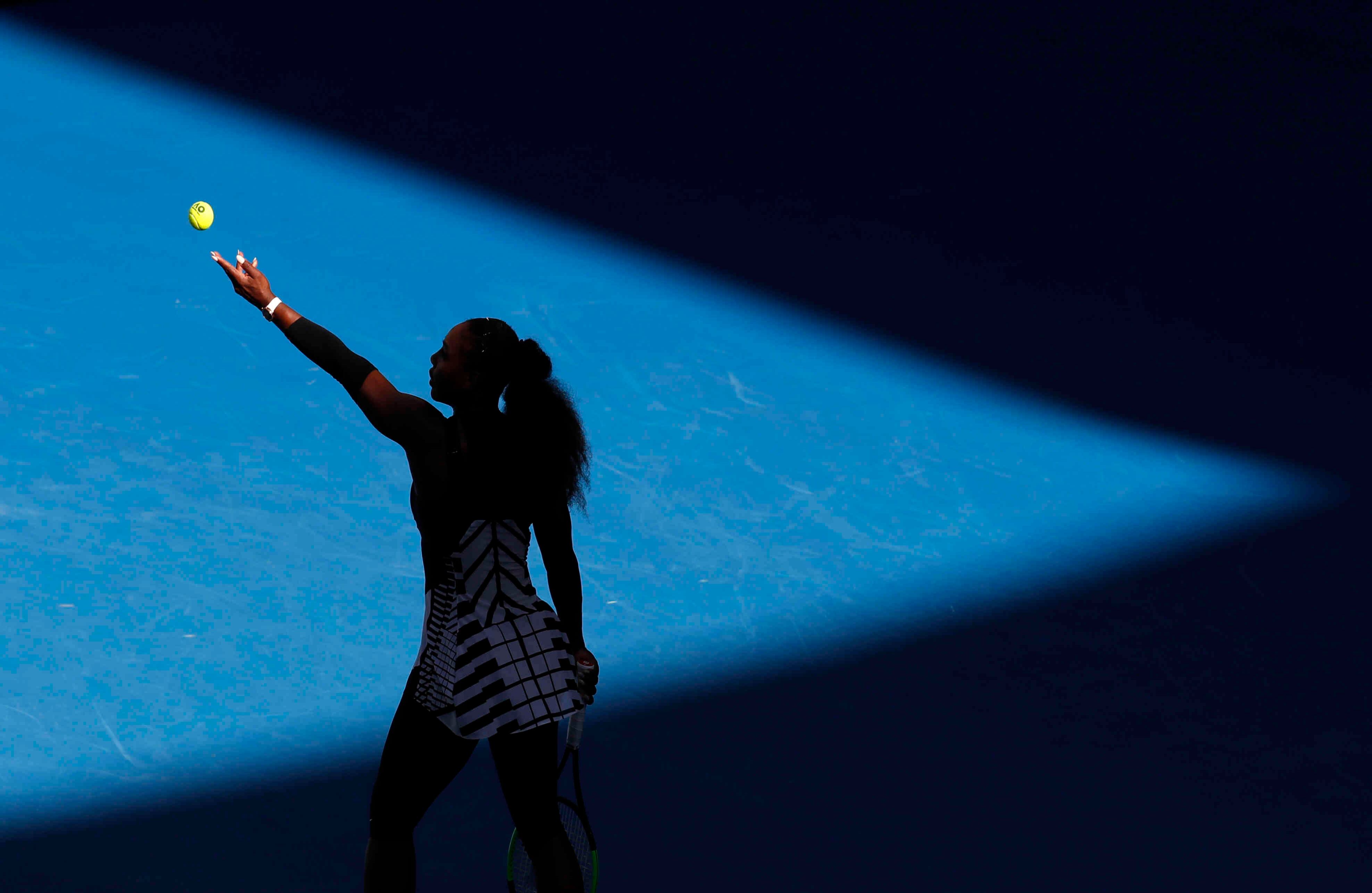 Serena Williams, de los Estados Unidos, sirve a la croata Mirjana Lucic-Baroni durante su semifinal en el Australian Open en Melbourne, Australia, el jueves 26 de enero de 2017. (AP Photo / Kin Cheung)