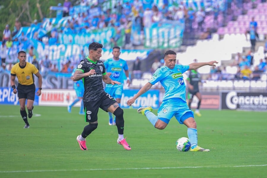 Milton Casco (izq.) jugando con Atlético Nacional en la Liga BetPlay 2026-ll.