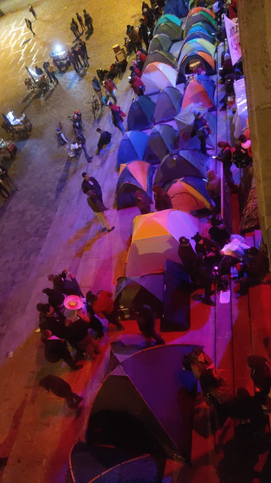 Así luce la entrada del Congreso con la toma de los indígenas, este martes.