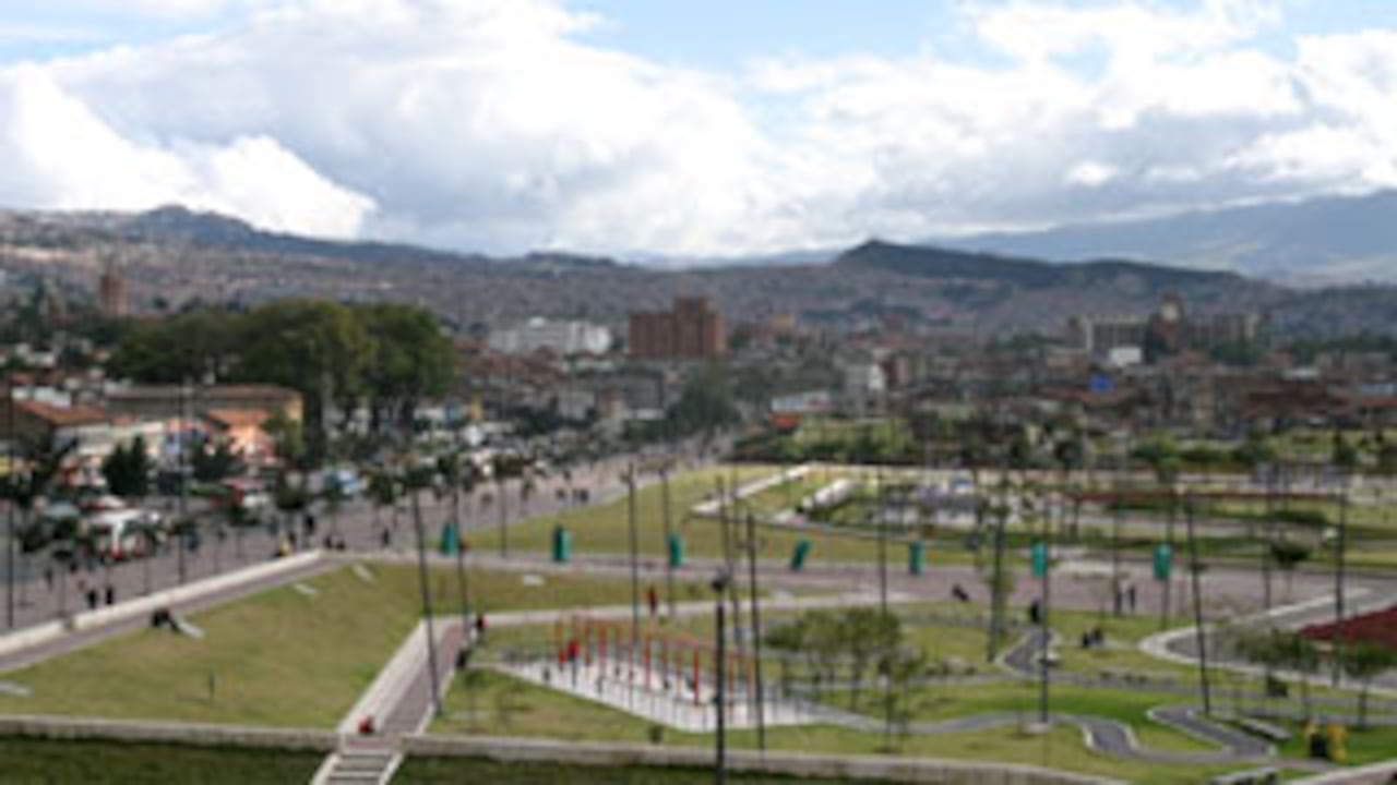 Tras una millonaria inversión de 120.000 millones de pesos, el parque Tercer Milenio se ha convertido en un oasis para los habitantes del centro, pero una frustración para los comerciantes de San Victorino, pues por la falta de desarrollo de las útimas tres manzanas, ahora parqueaderos, estas se han convertido en un 'cartuchito'