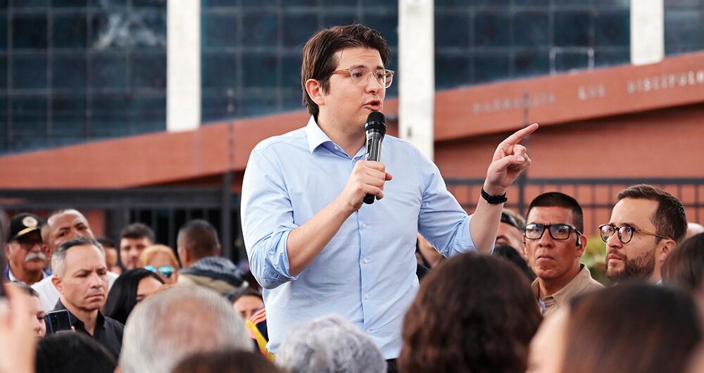 A Miguel Uribe Turbay le dispararon en la cabeza y en la pierna durante un mitin político en el barrio Modelia, en Bogotá.