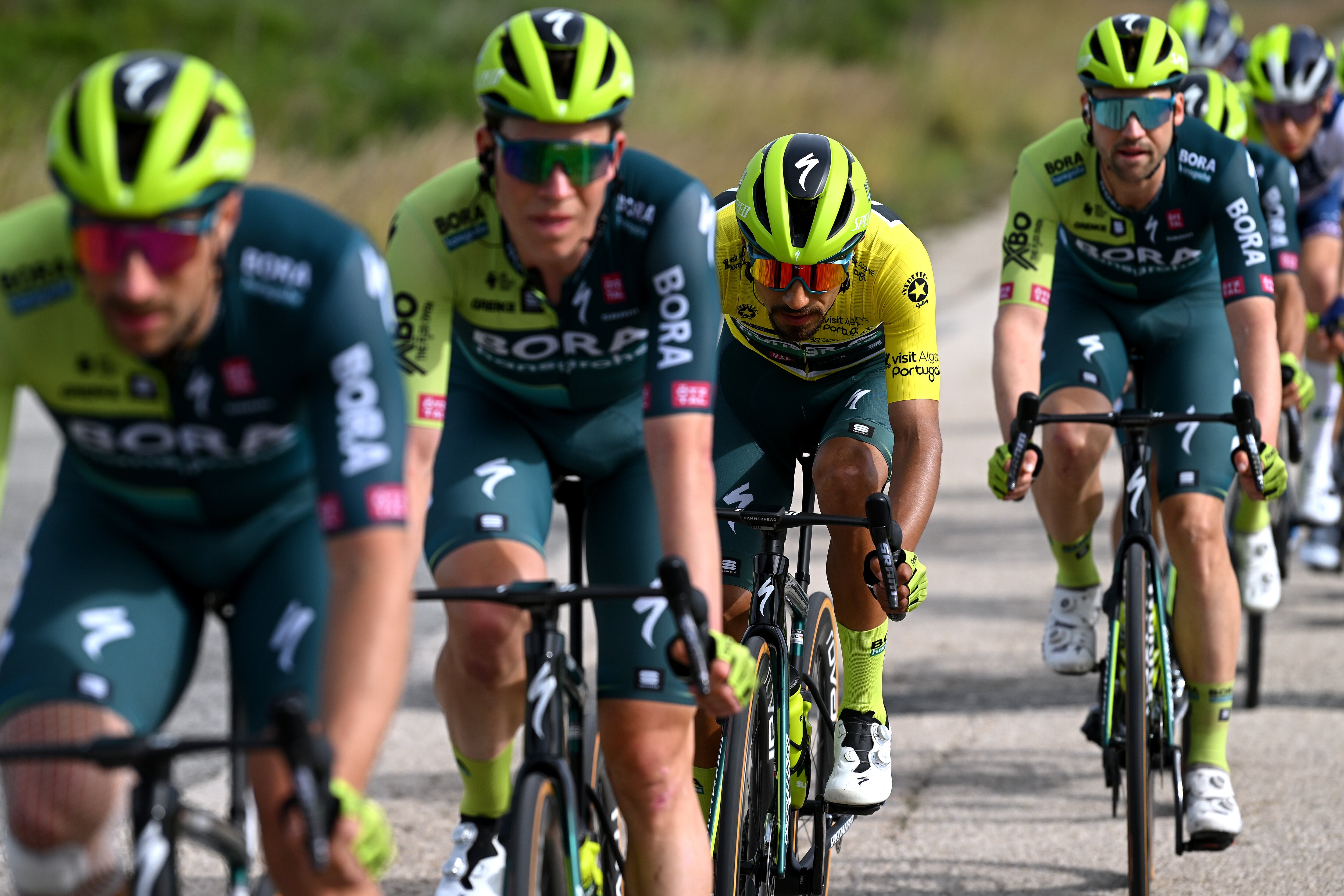 Daniel Felipe Martínez de Colombia y el equipo BORA - hansgrohe - Camiseta amarilla de líder (C) compite durante la 50.ª Volta ao Algarve em Bicicleta 2024, Etapa 3, una etapa de 192,2 km desde Vila Real de Santo Antonio a Tavira el 16 de febrero de 2024 en Tavira. Portugal. (Foto de Dario Belingheri/Getty Images)