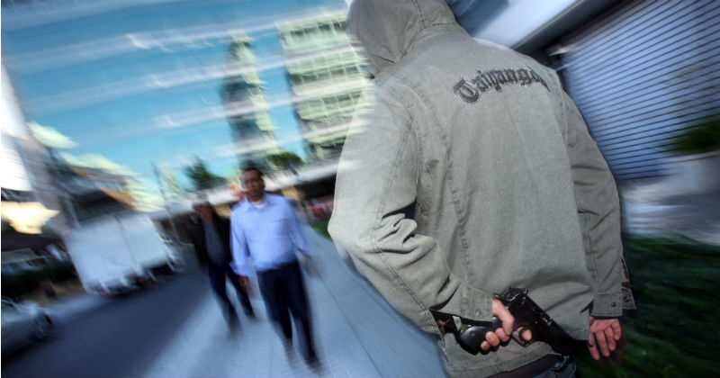 Los delincuentes arremetieron contra dos jóvenes inocentes.