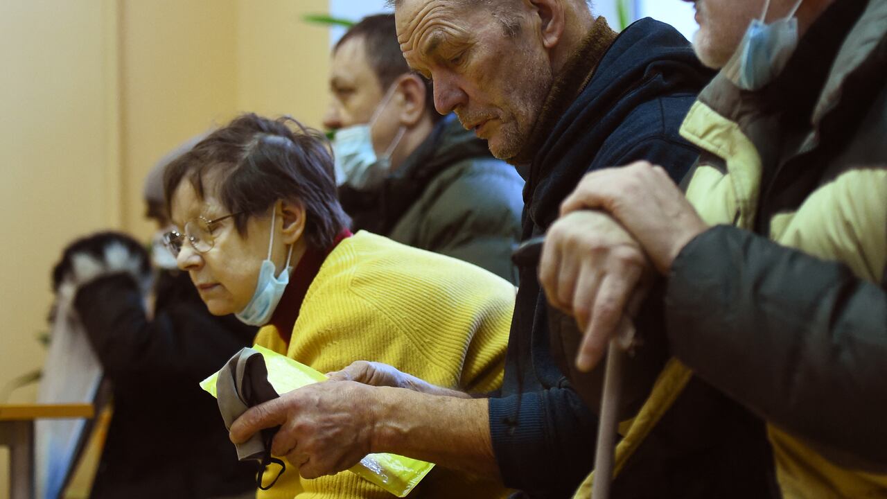 Sin techo vacunándose en Rusia. (Photo by Olga MALTSEVA / AFP)