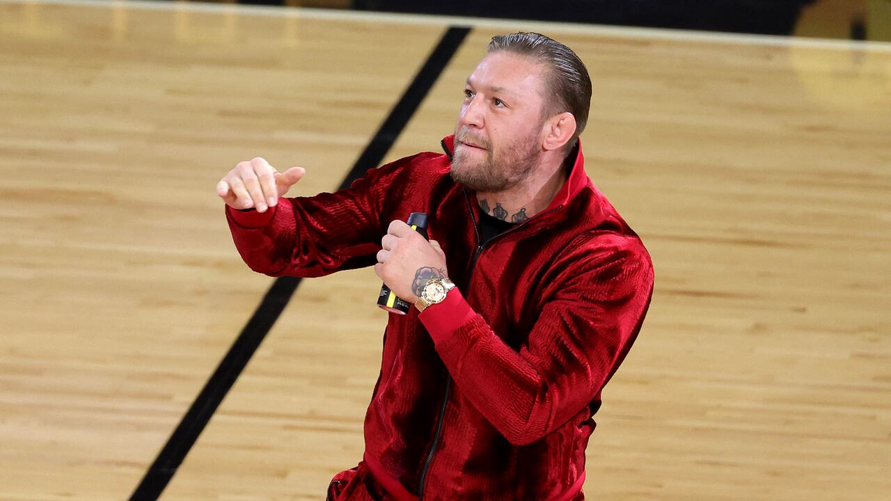 Conor McGregor también lastimó a una mascota en el medio tiempo.