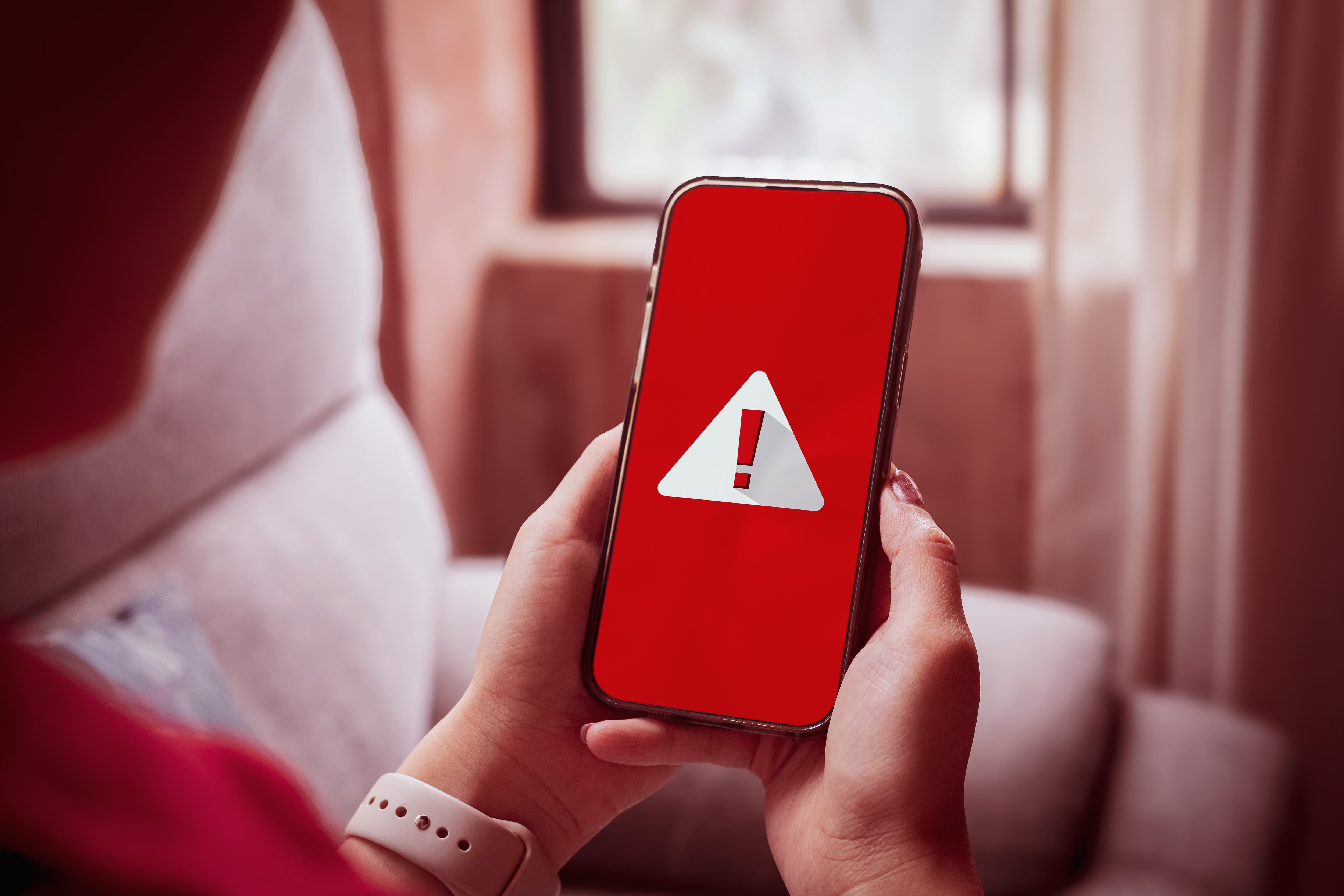 El malware puede operar en segundo plano, enviando información a terceros sin afectar las funciones visibles del dispositivo.