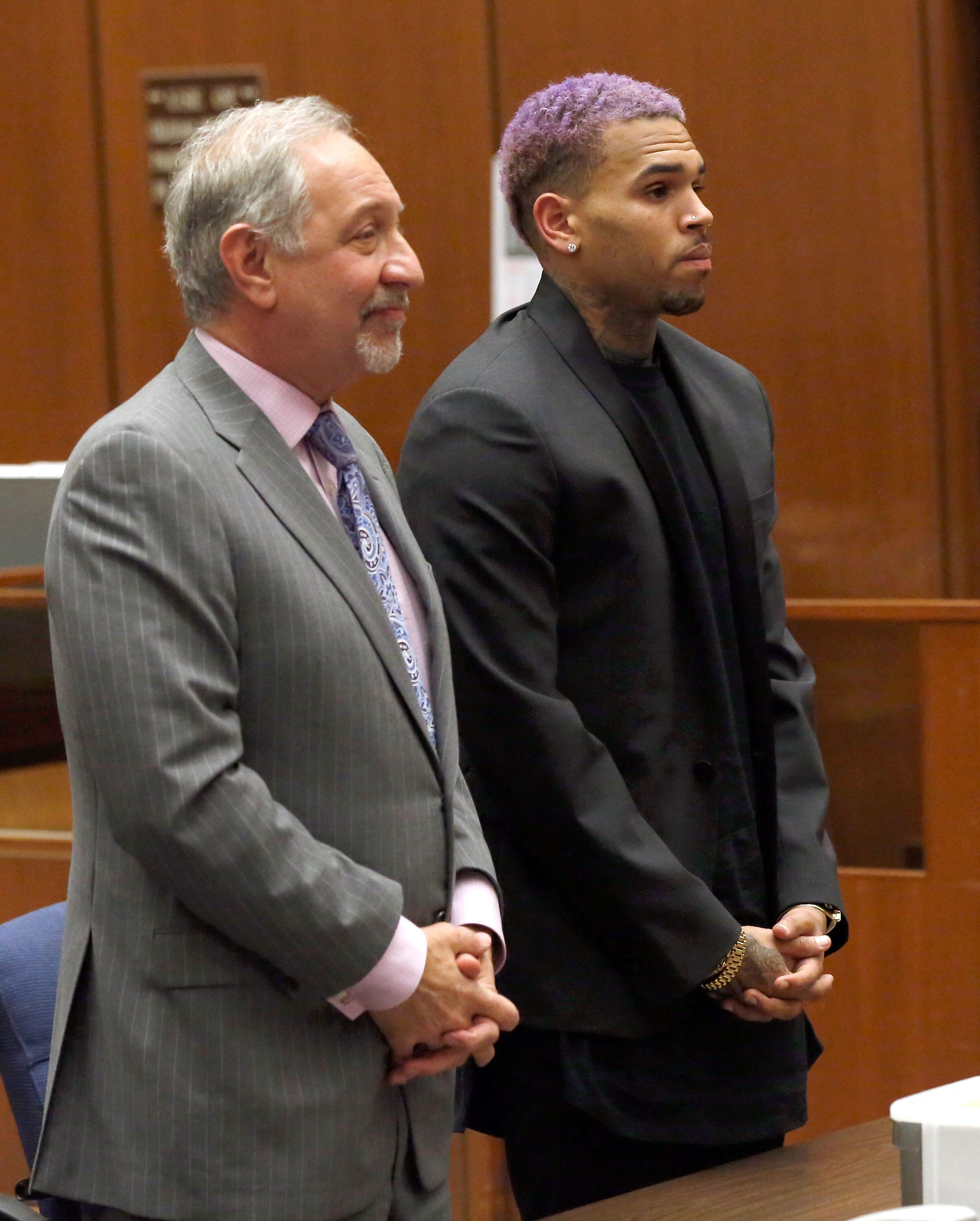 El cantante Chris Brown (der.) y su abogado Mark Geragos asisten a una audiencia de progreso en el Tribunal Superior de Los Ángeles el 20 de marzo de 2015 en Los Ángeles, California.