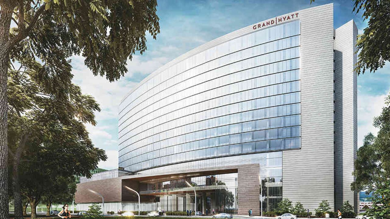 En una lujosa torre de 14 pisos ubicada en la Ciudad Empresarial Sarmiento Angulo, el hotel cuenta con un área total de 78.000 metros cuadrados y 372 habitaciones de lujo.