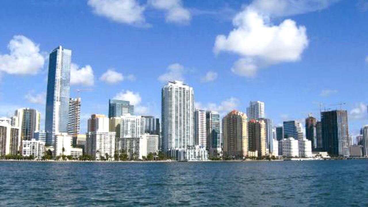 Los compradores colombianos adquieren apartamentos en Miami sobre planos y van pagando con recursos propios mientras dura la construcción. Luego de ello, es probable que tomen créditos para cubrir el saldo con préstamos que no superan el 50% del valor de la propiedad.