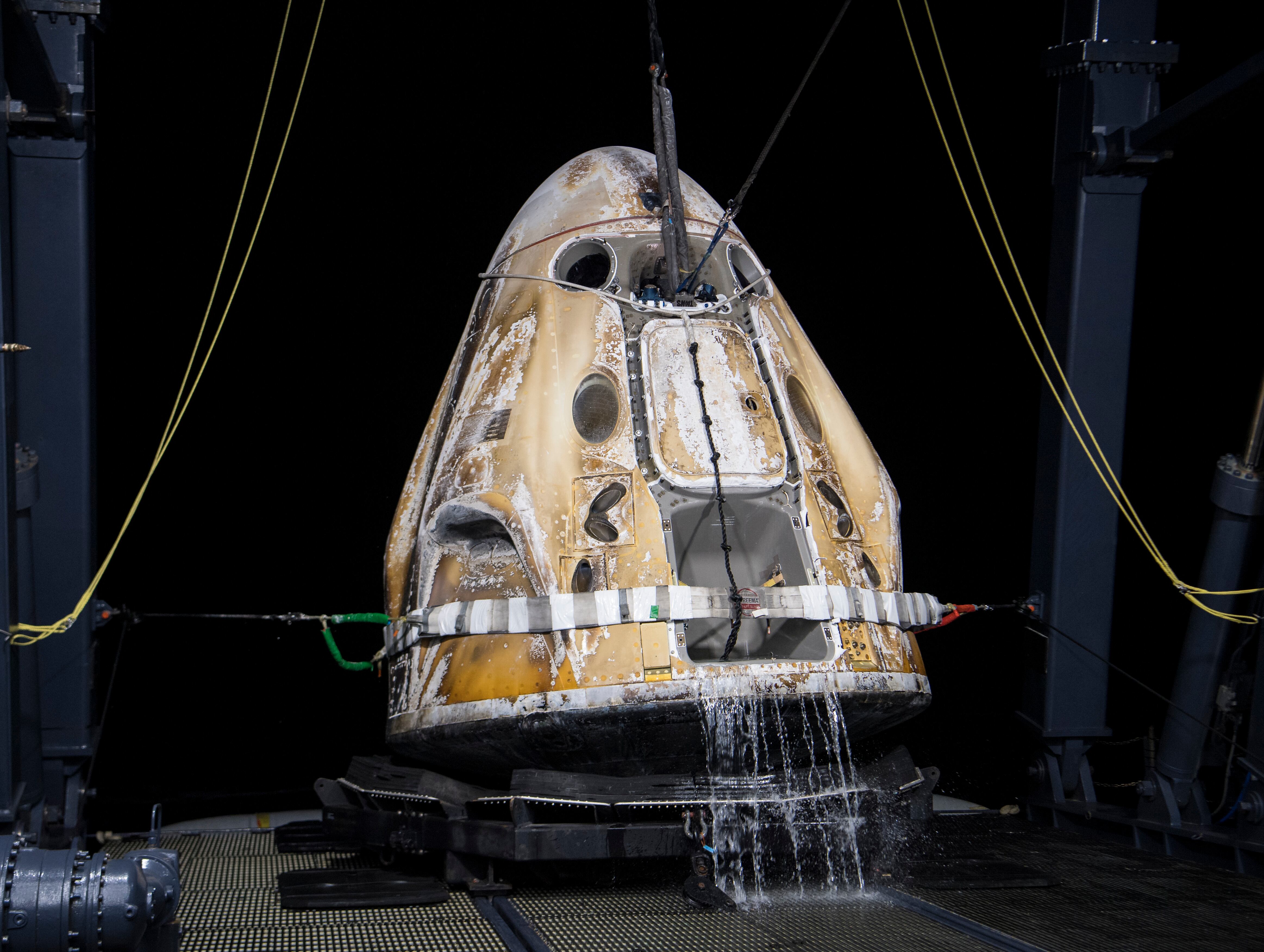 En esta foto proporcionada por la NASA, se ve la nave espacial SpaceX Crew Dragon Endurance poco después de aterrizar con los astronautas de la NASA