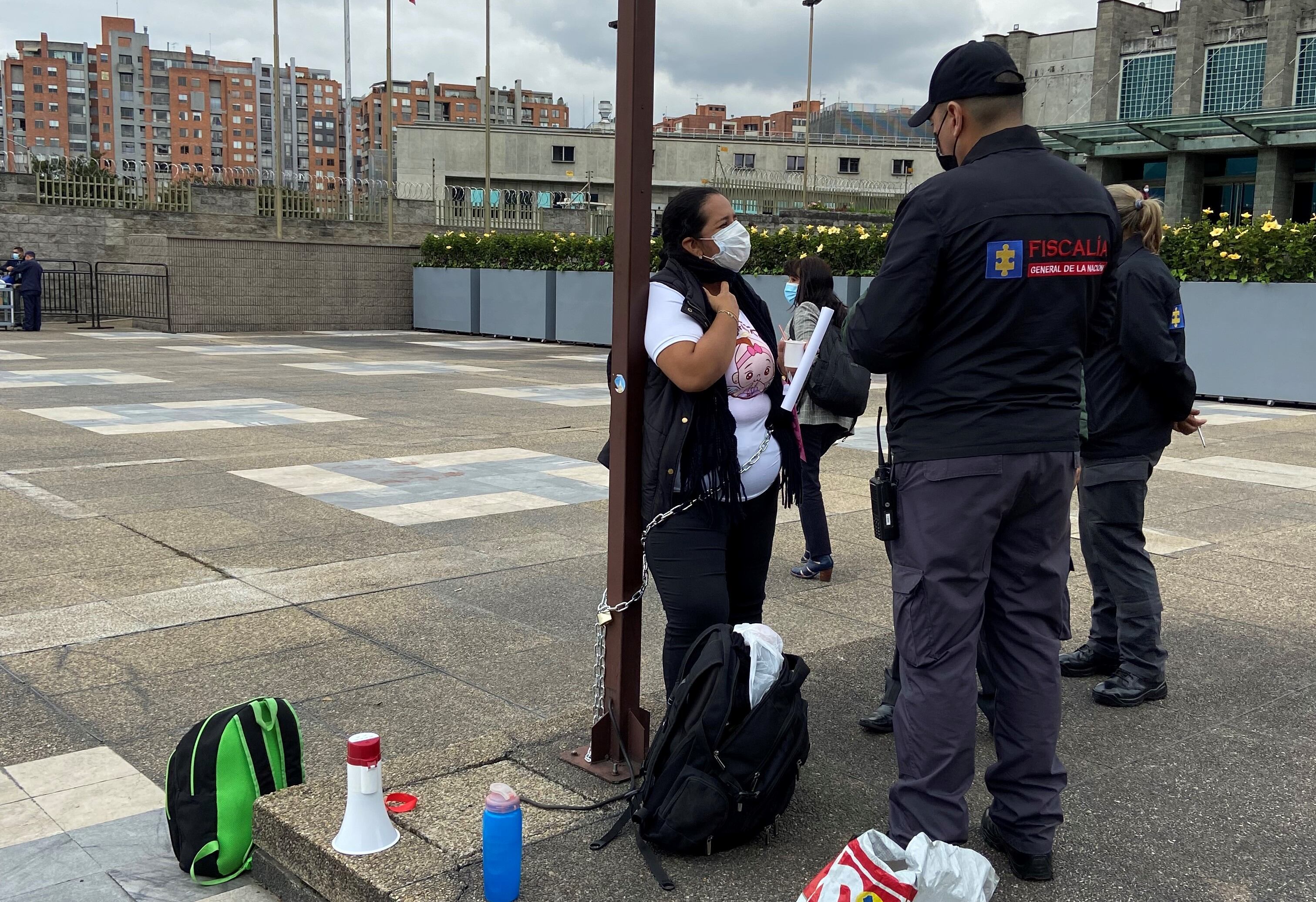 Abuela de una menor de siete meses asesinada se encadenó frente a la Fiscalía para exigir justicia
