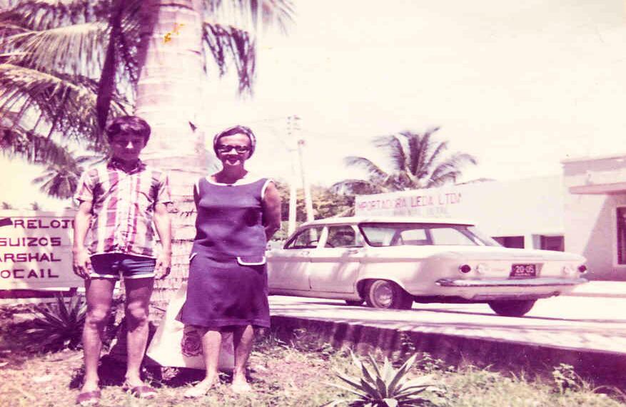 Al lado de su madre en un viaje a San Andrés. Tenía 12 o 13 años.