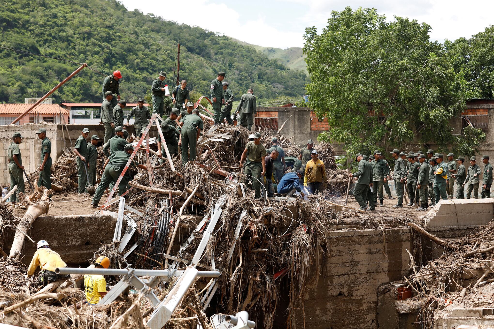 En imágenes : Rescatistas venezolanos buscan desaparecidos tras inundaciones mortales