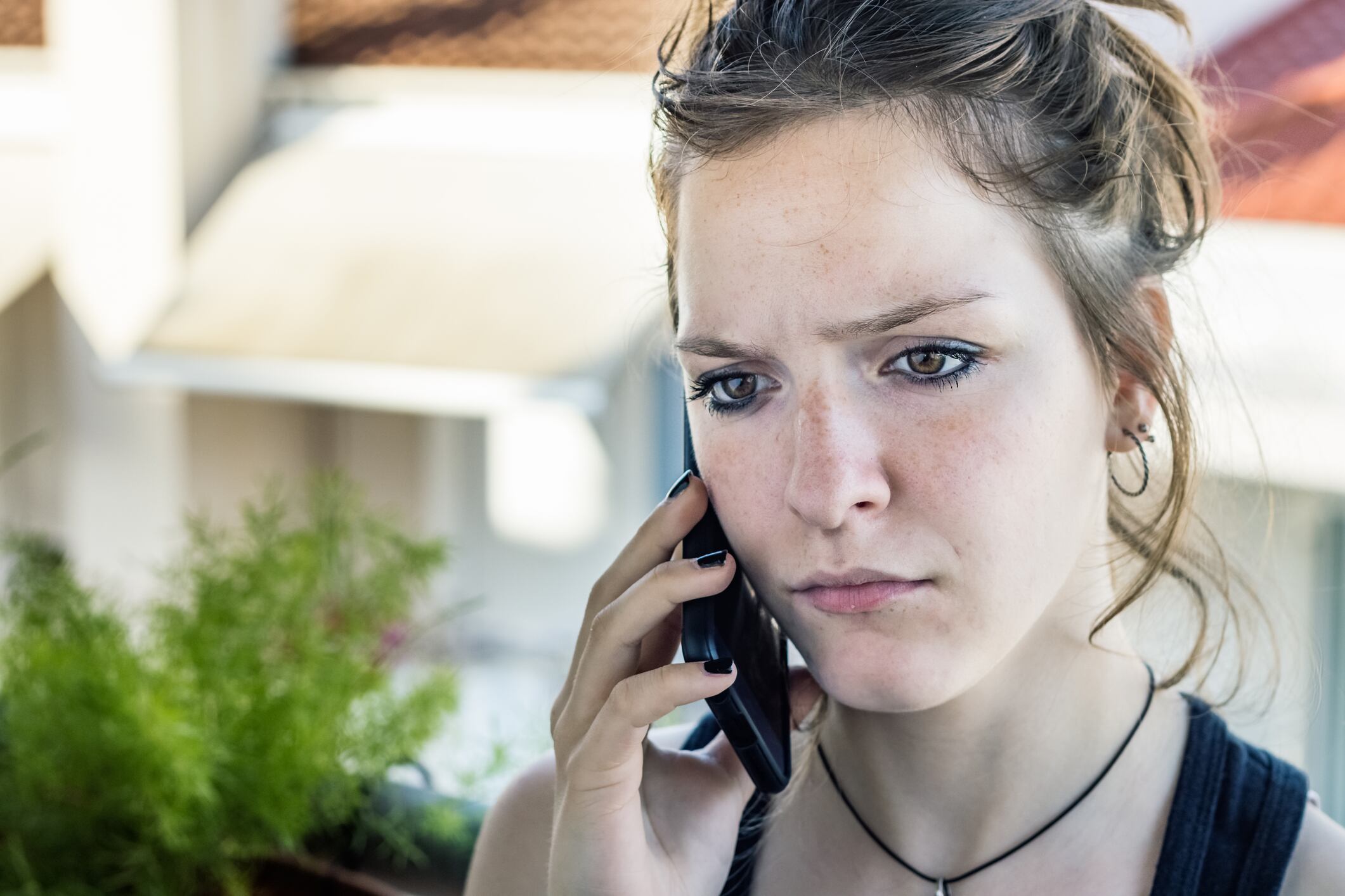 Una llamada breve puede conectar a servicios con cobros por minuto.