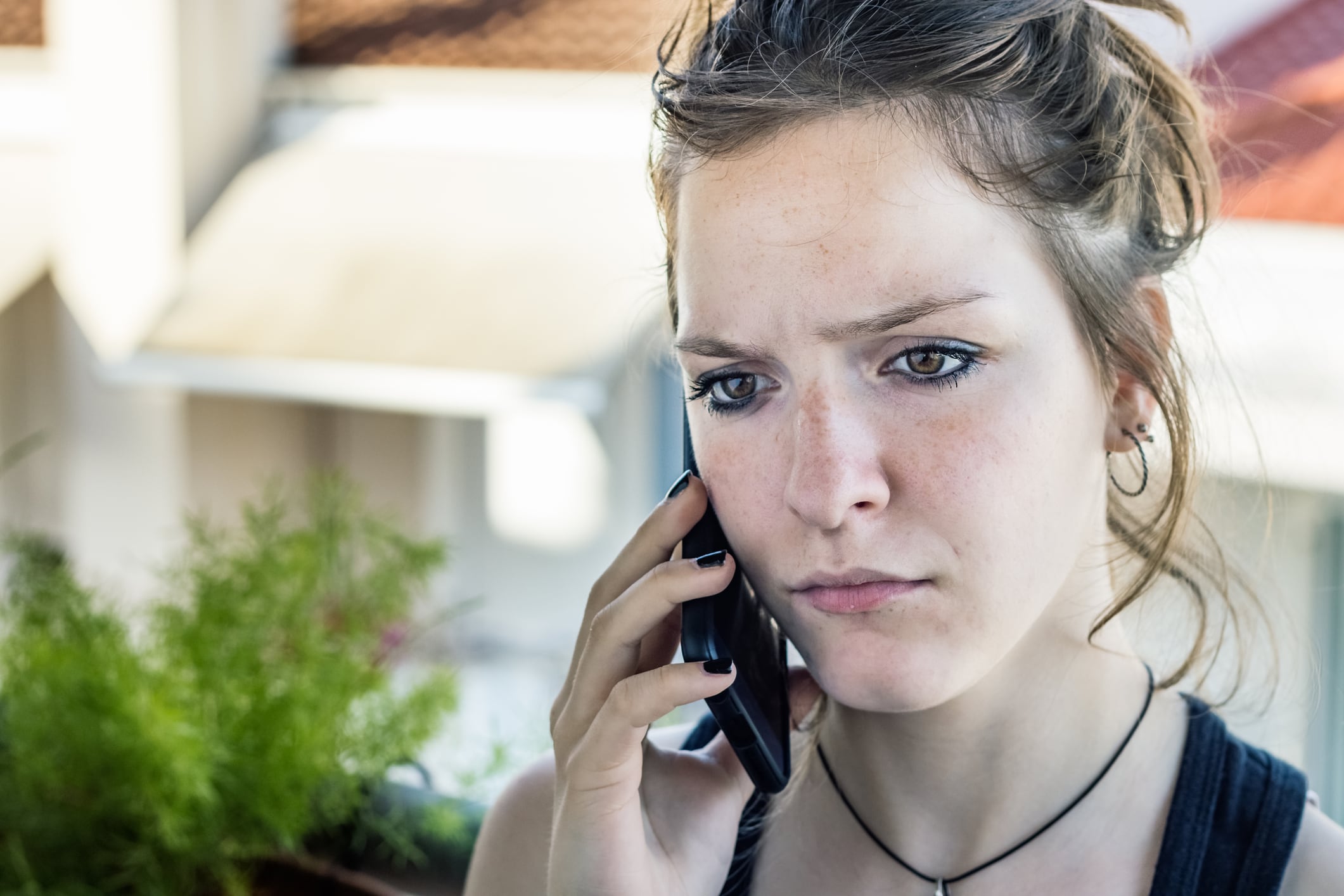 Una llamada breve puede conectar a servicios con cobros por minuto.