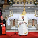 Al inicio de una breve visita nocturna al puerto francés, Francisco encabezó una oración en silencio en un monumento dedicado a los marinos y migrantes desaparecidos en el mar. (Photo by Vatican Media via Vatican Pool/Getty Images)