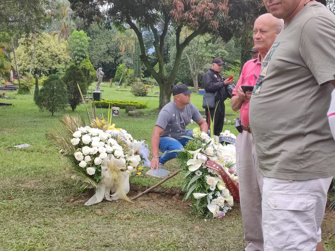 Algunos fanáticos de Darío Gómez aprovecharon también para anotar los números de su tumba, esperando que su ídolo les dé algo de suerte en apuestas.