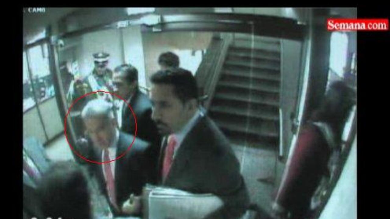Imagen de video en el momento e que sale el abogado Mario Iguarán de la oficina de la juez María del Carmen Vallejo.