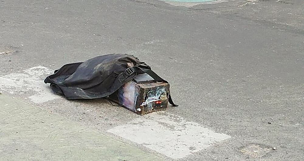 La bomba no se pegó al automóvil, quedó como una maleta vieja en el piso, pero en su interior tenía una caja metálica con el explosivo. 