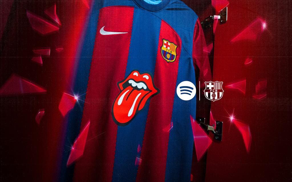 Camiseta del Barcelona con el logo de la banda británica.