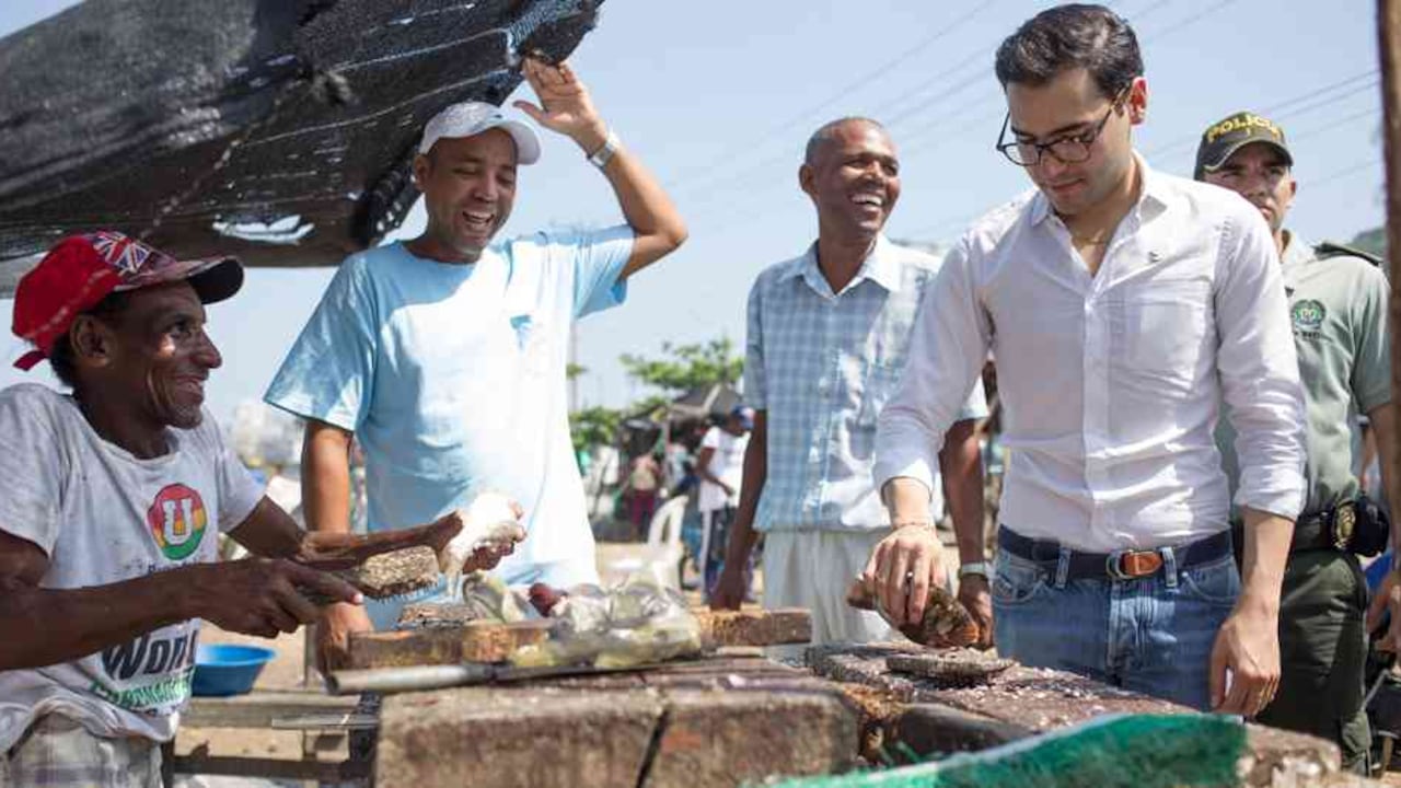 El alcalde encargado Sergio Londoño Zurek en el mercado público de Bazurto con vendedores de pescado.