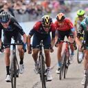 A la izquierda, Bardet; en el centro, Carapaz; a la derecha, el ganador Jai Hindley.