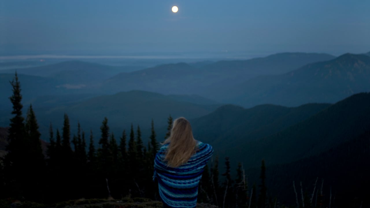 Las fases lunares de junio 2024 proporcionan una guía detallada sobre los días más propicios para cortar el cabello y depilarse, optimizando así los resultados de estas prácticas de belleza.
