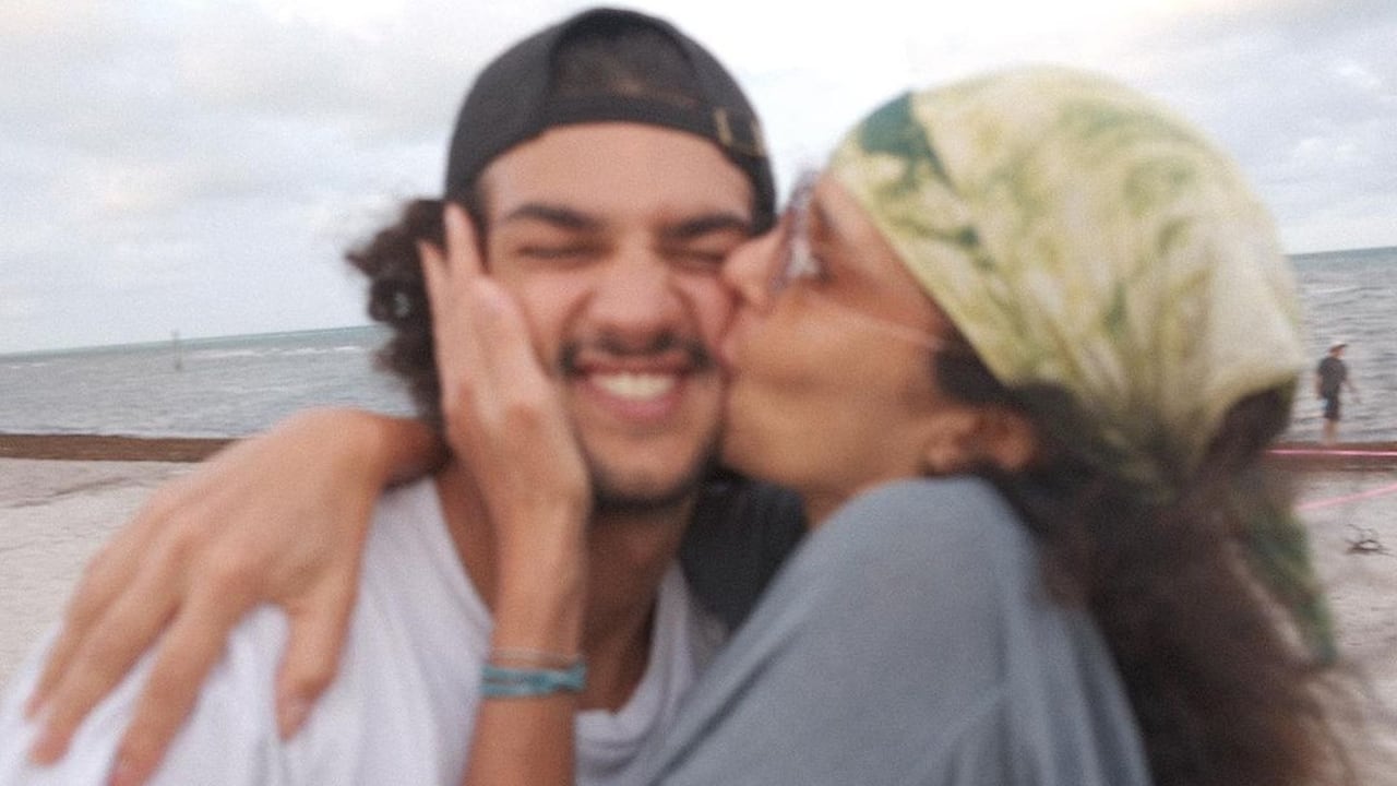 El joven está causando furor en las redes sociales.